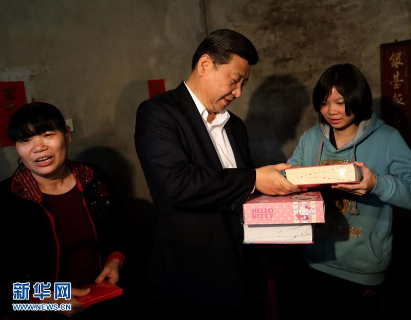 12月7日至11日,中共中央总书记、中央军委主席习近平在广东省考察工作。这是习近平在顺德黄龙村看望村民张锡尧一家时,向张锡尧的女儿赠送工具书和学习用具。新华社记者兰红光摄