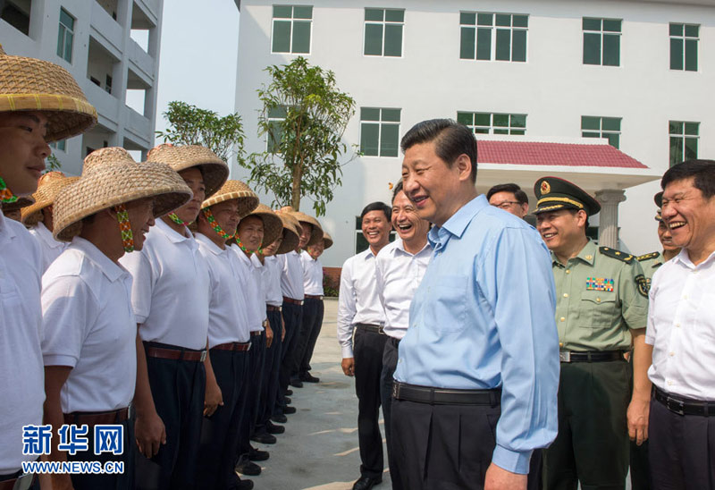 4月8日至10日,中共中央总书记、国家主席、中央军委主席习近平在海南考察工作。 8日下午,习近平在琼海市潭门镇看望该镇海上民兵连部分民兵。 新华社记者 李学仁 摄