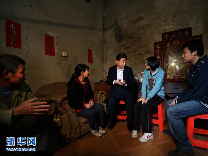 12月7日至11日,中共中央总书记、中央军委主席习近平在广东省考察工作。这是习近平在顺德黄龙村看望村民张锡尧一家。 新华社记者兰红光摄