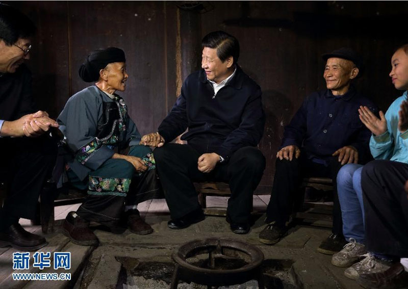 11月3日至5日,中共中央总书记、国家主席、中央军委主席习近平在湖南考察。这是3日下午,习近平在湘西土家族苗族自治州花垣县排碧乡十八洞村苗族村民施齐文家中同一家人促膝交谈。新华社记者兰红光摄