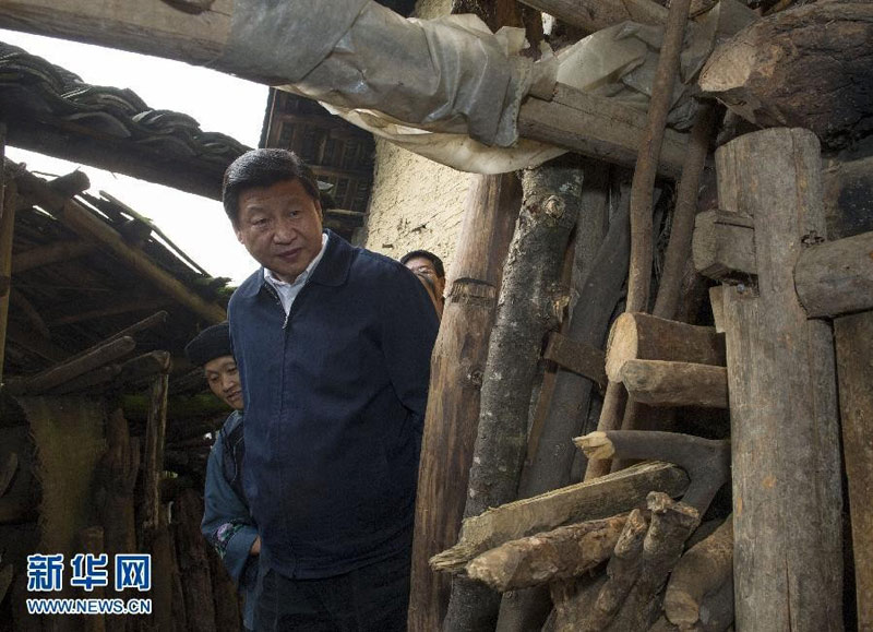 11月3日至5日,中共中央总书记、国家主席、中央军委主席习近平在湖南考察。这是3日下午,习近平在湘西土家族苗族自治州花垣县排碧乡十八洞村察看苗族村民施齐文家的猪圈。新华社记者王晔摄
