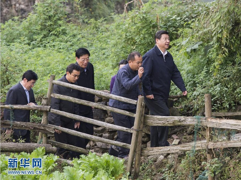 11月3日至5日,中共中央总书记、国家主席、中央军委主席习近平在湖南考察。这是3日下午,习近平在湘西土家族苗族自治州花垣县排碧乡十八洞村看望乡亲,调研扶贫开发工作。新华社记者王晔摄
