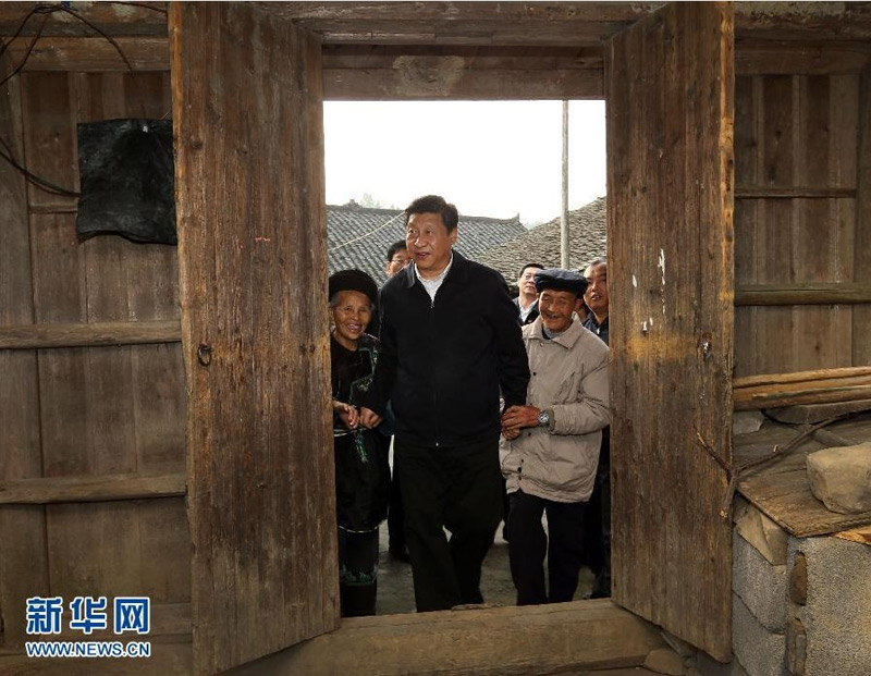 11月3日至5日,中共中央总书记、国家主席、中央军委主席习近平在湖南考察。这是3日下午,习近平在湘西土家族苗族自治州花垣县排碧乡十八洞村苗族村民施齐文家中看望。新华社记者兰红光摄