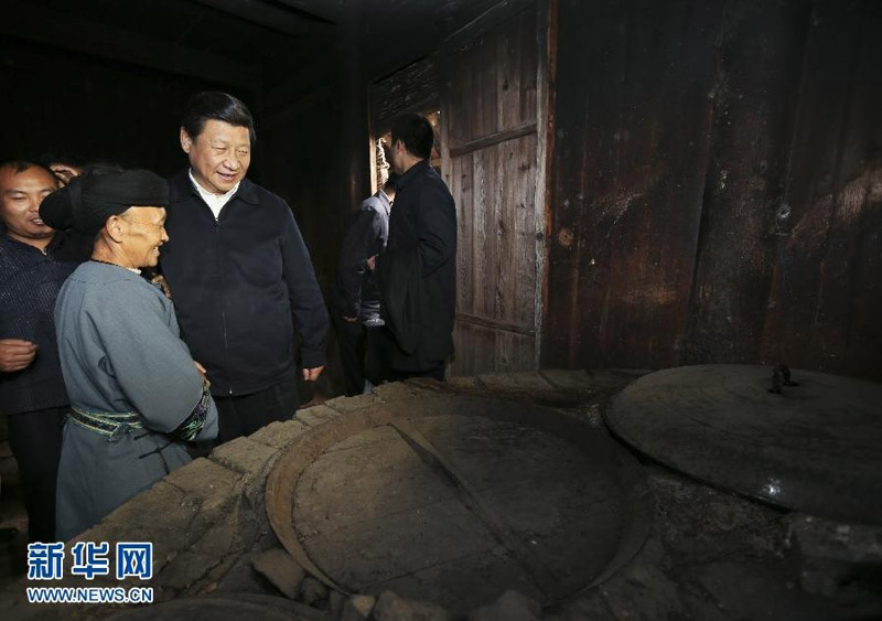 11月3日至5日,中共中央总书记、国家主席、中央军委主席习近平在湖南考察。这是3日下午,习近平在湘西土家族苗族自治州花垣县排碧乡十八洞村苗族村民施齐文家中察看灶台。新华社记者兰红光摄