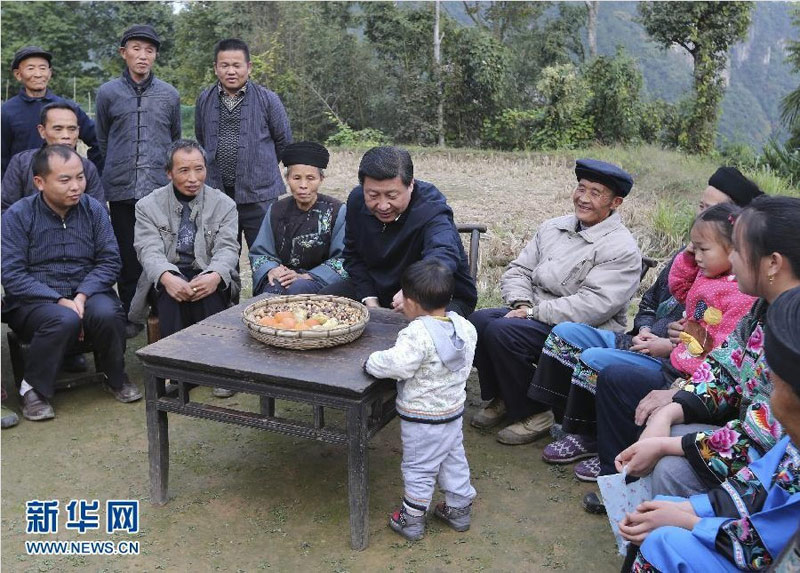 11月3日至5日,中共中央总书记、国家主席、中央军委主席习近平在湖南考察。这是3日下午,习近平在湘西土家族苗族自治州花垣县排碧乡十八洞村与村干部、村民座谈时亲切地给小朋友递花生。新华社记者兰红光摄