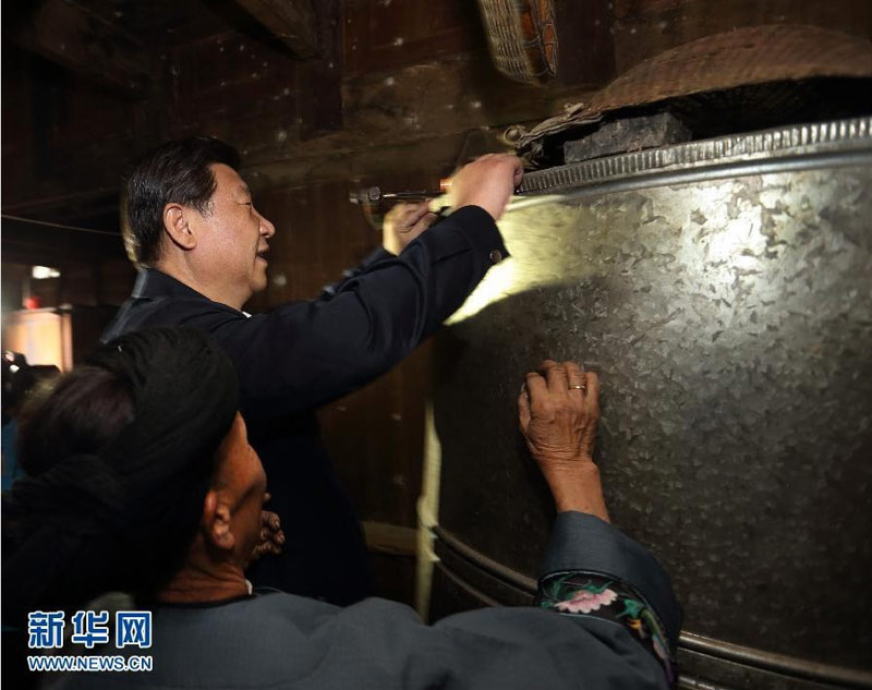 11月3日至5日,中共中央总书记、国家主席、中央军委主席习近平在湖南考察。这是3日下午,习近平在湘西土家族苗族自治州花垣县排碧乡十八洞村苗族村民施齐文家察看谷仓。新华社记者兰红光摄