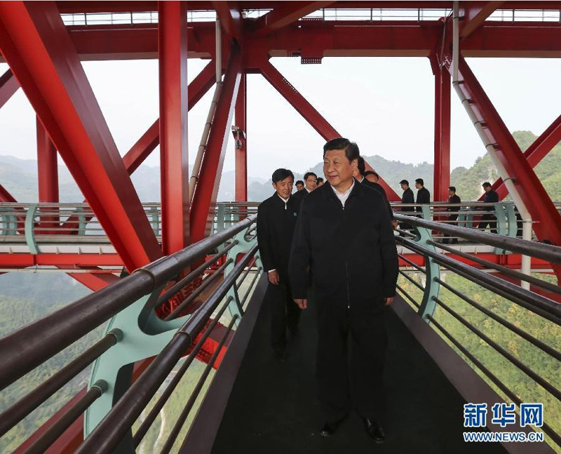 11月3日至5日,中共中央总书记、国家主席、中央军委主席习近平在湖南考察。这是3日下午,习近平来到位于湖南吉首市的矮寨特大悬索桥考察。新华社记者兰红光摄