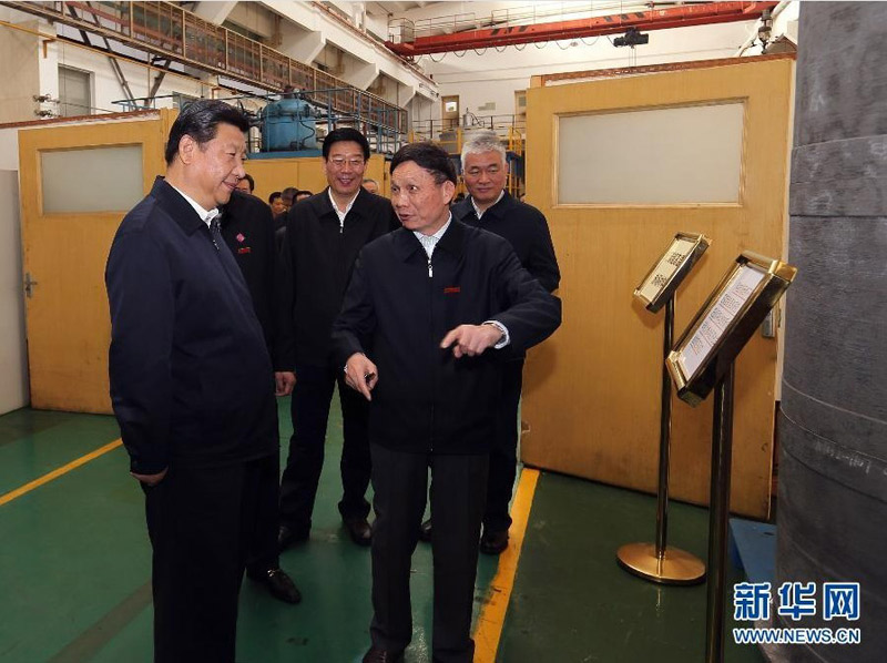 11月3日至5日,中共中央总书记、国家主席、中央军委主席习近平在湖南考察。这是4日上午,习近平在中南大学粉末冶金国家重点实验室了解粉末冶金特种材料、高性能碳纤维复合材料研发应用情况。新华社记者兰红光摄