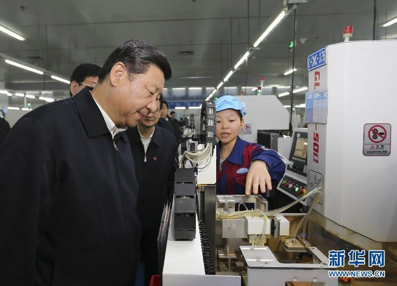 11月3日至5日,中共中央总书记、国家主席、中央军委主席习近平在湖南考察。这是4日上午,习近平在湖南考察时来到蓝思科技股份有限公司调研,了解生产和工艺流程。新华社记者兰红光摄