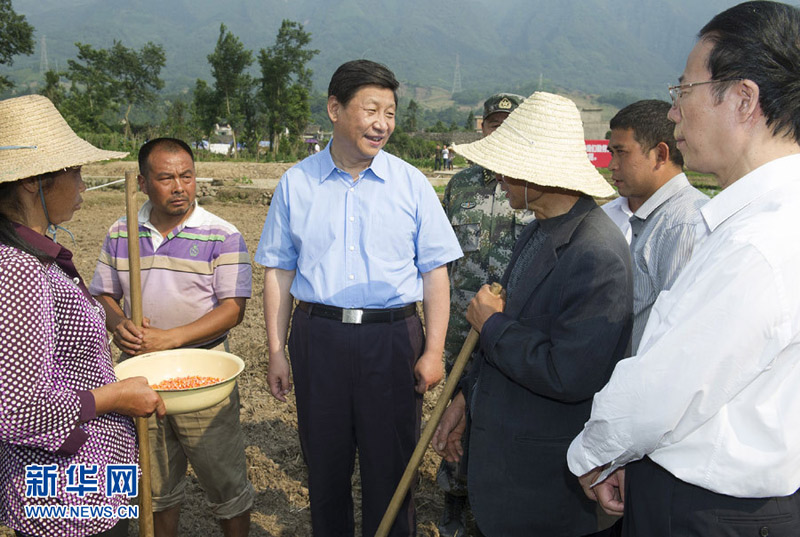 5月21日至23日,中共中央总书记、国家主席、中央军委主席习近平到四川芦山地震灾区考察,看望慰问受灾群众。这是5月21日,习近平在芦山县龙门乡青龙场村的农田同正在播种玉米的村民亲切交流。新华社记者黄敬文摄