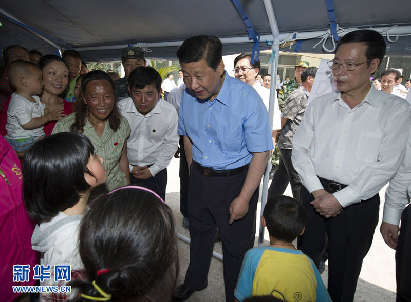 5月21日至23日,中共中央总书记、国家主席、中央军委主席习近平到四川芦山地震灾区考察,看望慰问受灾群众。新华社记者黄敬文摄