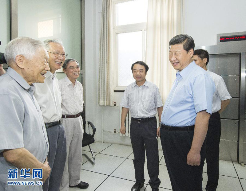 7月17日,中共中央总书记、国家主席、中央军委主席习近平到中国科学院考察工作。这是习近平同当年参与北京正负电子对撞机建设和应用的3位院士交谈。新华社记者 李学仁 摄