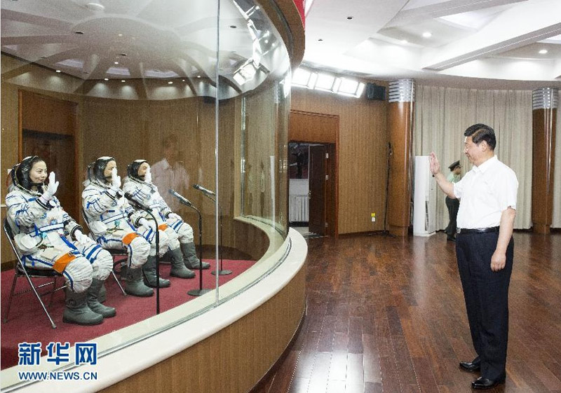 6��11�գ��й���������ǡ�������ϯ�������ί��ϯϰ��ƽ�ھ�Ȫ���Ƿ������Ĺۿ�����ʮ�����˷ɴ����䡣����ϰ��ƽ�򼴽������ĺ���Ա����ʤ�������⡢����ƽ�������⡣�»������ ��ѧ�� ��