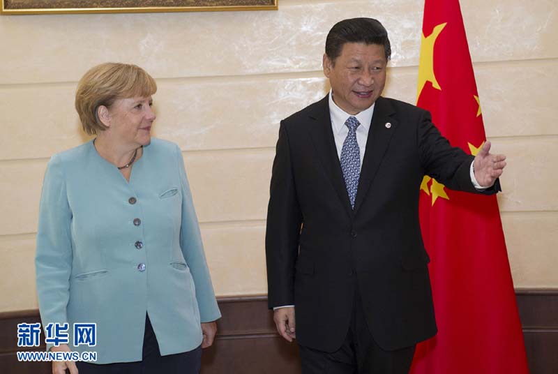 9月6日,国家主席习近平在圣彼得堡会见德国总理默克尔。新华社记者黄敬文摄