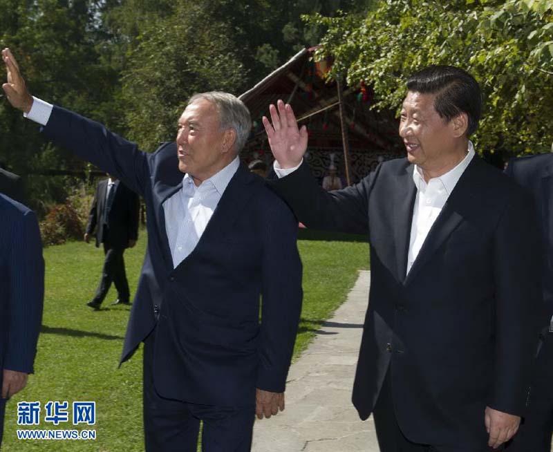 9月8日,国家主席习近平在阿拉木图同哈萨克斯坦总统纳扎尔巴耶夫举行会晤。这是两国元首在麦迪奥自然公园庭院散步。 新华社记者 黄敬文 摄