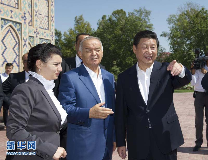 9月10日,正在乌兹别克斯坦进行国事访问的国家主席习近平在卡里莫夫总统陪同下,在撒马尔罕参观兀鲁伯天文台。 新华社记者黄敬文摄