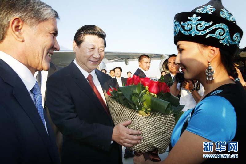 9月10日,國家主席習近平乘專機抵達比什凱克,開始對吉爾吉斯斯坦進行國事訪問並出席上海合作組織比什凱克峰會。吉爾吉斯斯坦總統阿坦巴耶夫到機場迎接。新華社記者鞠鵬攝