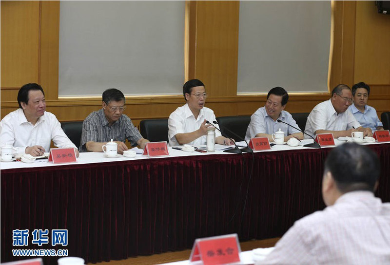 9月3日,中共中央政治局常委、国务院副总理张高丽在北京市调研大气污染防治工作。这是张高丽考察后主持召开座谈会,听取加强大气污染防治的意见和建议。新华社记者 庞兴雷 摄