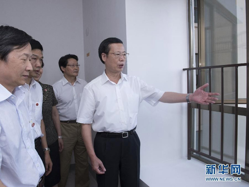 7月20日至21日,中共中央政治局常委、国务院副总理张高丽在贵州调研。这是7月20日张高丽在贵阳市考察彭家湾大型城中村棚户区改造项目。新华社记者王晔摄