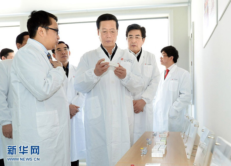 3月28日下午,中共中央政治局常委、国务院副总理张高丽到北京中关村国家自主创新示范区调研。29日上午,张高丽在北京召开企业家座谈会。这是张高丽在科兴控股生物技术有限公司观看产品展示。新华社记者 李涛 摄