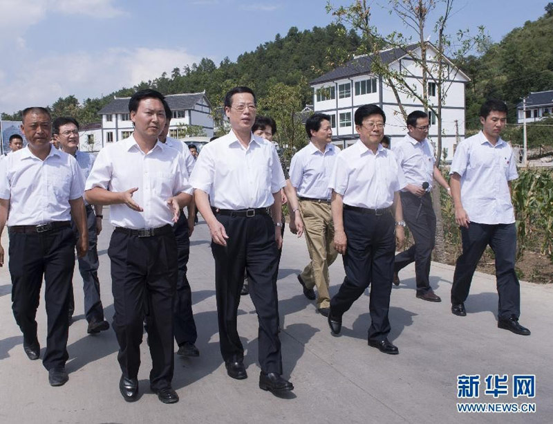 7月20日至21日,中共中央政治局常委、国务院副总理张高丽在贵州调研。这是7月21日张高丽在遵义市遵义县梳池村考察新农村建设情况。新华社记者王晔摄