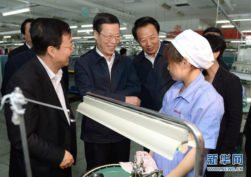 5月13日至14日，中共中央政治局常委、國務院副總理張高麗赴內蒙古自治區調研。這是5月14日，張高麗來到鄂爾多斯羊絨集團調研時與一線女工交談，了解其工作和生活情況。 新華社記者馬佔成攝