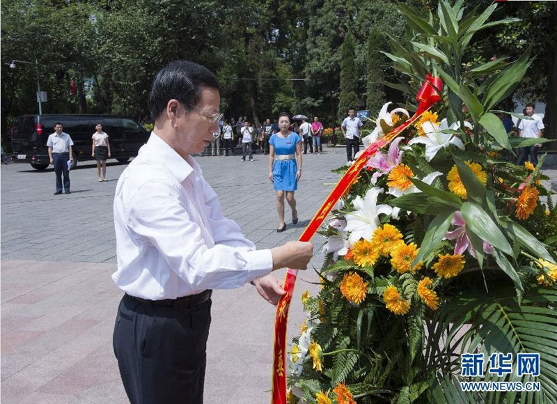 7月20日至21日,中共中央政治局常委、国务院副总理张高丽在贵州调研。这是7月21日张高丽在遵义市红军山烈士陵园向红军烈士敬献花篮。新华社记者王晔摄