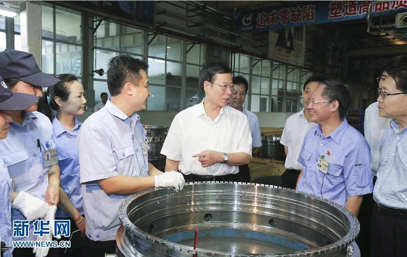7月5日至8日,中共中央政治局常委、国务院副总理张高丽在四川调研。这是7月5日,张高丽考察中航集团成都发动机公司。 新华社记者丁林摄