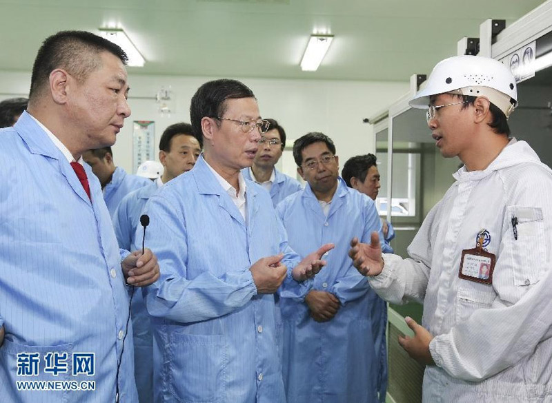 7月5日至8日,中共中央政治局常委、国务院副总理张高丽在四川调研。这是7月5日,张高丽考察富通光通信技术公司。 新华社记者丁林摄