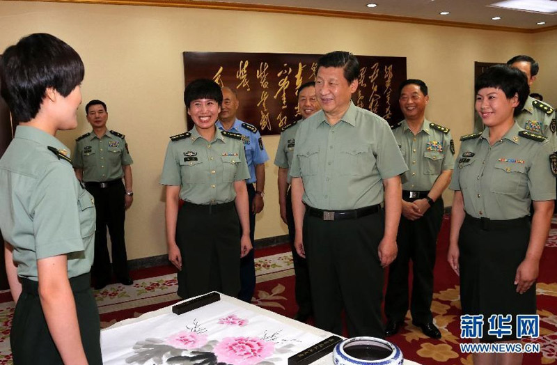 八一建军节到来之际,中共中央总书记、国家主席、中央军委主席习近平来到北京军区机关视察,代表党中央、中央军委向军区部队官兵致以诚挚的问候,并向全军指战员、武警部队官兵、民兵预备役人员致以节日的祝贺。这是7月29日,习近平与北京军区某通信团六连正在进行才艺创作的官兵亲切交谈。新华社记者李刚摄