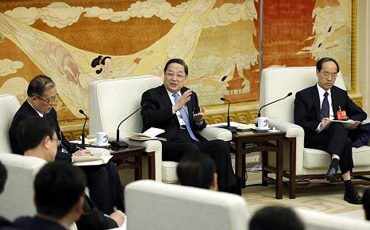 全面深化改革应结合实际探索
俞正声5日参加湖北代表团审议。他指出,改革开放是决定当代中国命运的关键抉择。全面深化改革应结合各地实际,在法律、法规允许的范围内,努力实践、积极探索。【详细】
网上说一个副镇长月工资2300元真的么?
“网上说一个副镇长月工资2300元是真的么?”“应该是真的,村镇干部收入不高,都是凭着一腔热情在打拼,希望能让乡亲们早点过上好日子。”【详细】
今年一定到湖北去看看大家!
“好,我今年一定到湖北去看看大家!”俞正声对大家说。湖北厅再次响起热烈的掌声,大家目送老书记离开会场,期盼着与他下一次的“约会”。【详细】
