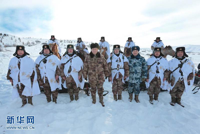 2014��1��26�գ����괺������֮�ʣ��й���������ǡ�������ϯ�������ί��ϯϰ��ƽר���������ɹž����߷�ĳ�������п���ο�����߹ٱ�������1��26�����磬ϰ��ƽ��������߽������ɹŰ���ɽ��ð������30�����϶ȵ��Ϻ���ӭ��̤ѩο���ڱ߷�����Ѳ��ִ�ڵĹٱ����»�����������
