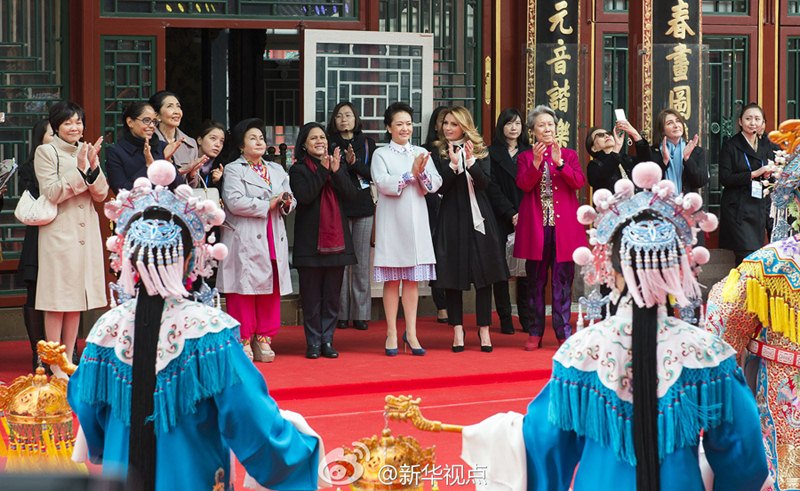 ϰ��ƽ��ϯ����������11������������ϯ2014��APEC�쵼�˷���ʽ����Ĳ��־������쵼�˻�����ķ��˲ι������Ļ��Ų��ú�԰���ú�԰���й��ִ��ģ��󡢱����������Ĺŵ�ʼ�԰�֡�������ͬ�����ǲι������ٵ֪��ͤ���º�԰�����ȡ����Ƶ�ȣ��˴������������������»�����߻ƾ��ġ�����  �㣩