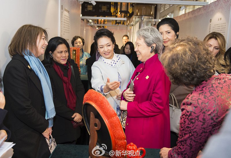 ϰ��ƽ��ϯ����������11������������ϯ2014��APEC�쵼�˷���ʽ����Ĳ��־������쵼�˻�����ķ��˲ι������Ļ��Ų��ú�԰���ú�԰���й��ִ��ģ��󡢱����������Ĺŵ�ʼ�԰�֡�������ͬ�����ǲι������ٵ֪��ͤ���º�԰�����ȡ����Ƶ�ȣ��˴������������������»�����߻ƾ��ġ�����  �㣩