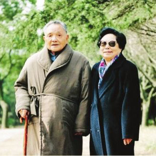 1993年春节，邓小平和卓琳在上海西郊宾馆