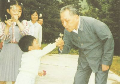 1987年4月，邓小平在北京玉泉山和孙子一起吹蒲公英