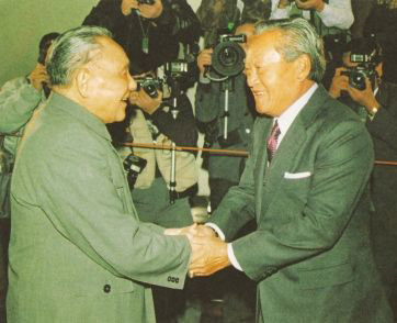 1989年，邓小平会见泰国总理差猜·春哈旺