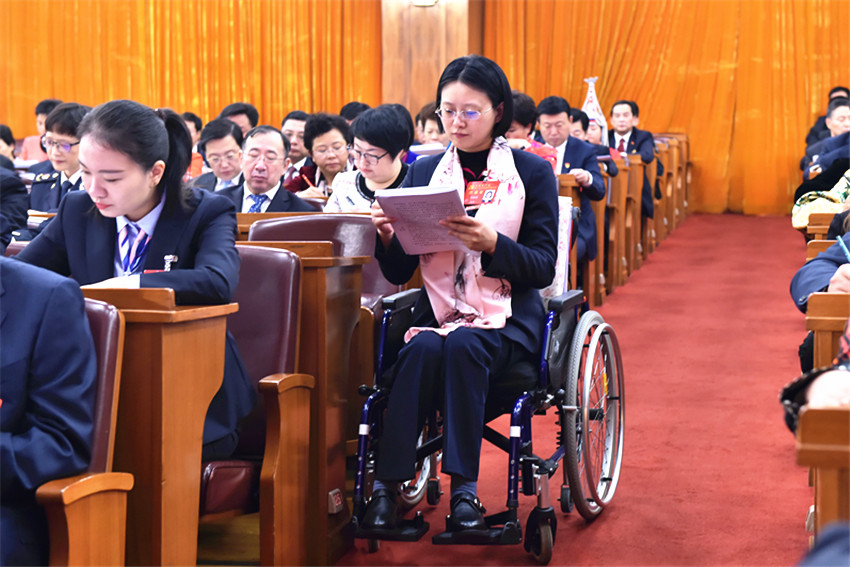 代表們認真聆聽報告