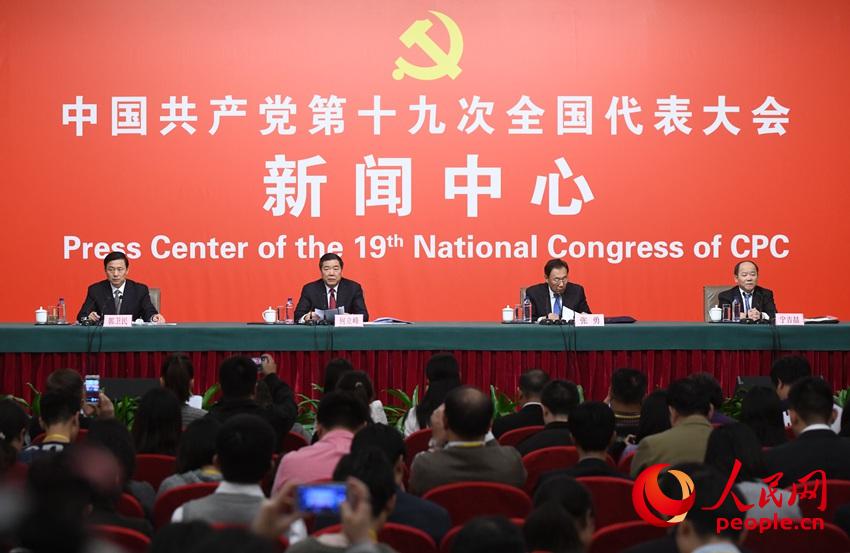 ��ͼ�������·�չ����Ϊ���죬�ƽ��й�����ƽ�Ƚ����ɳ�����չ�������д���