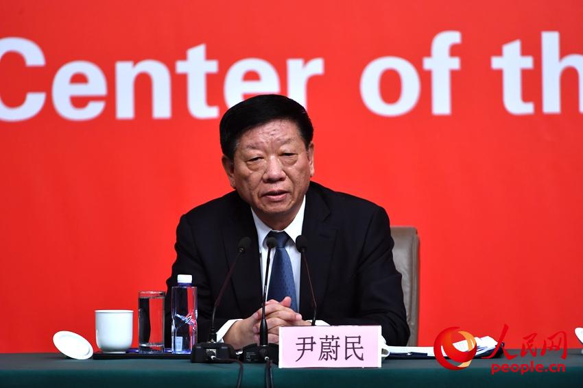 圖：人力資源社會保障部黨組書記、部長尹蔚民介紹情況