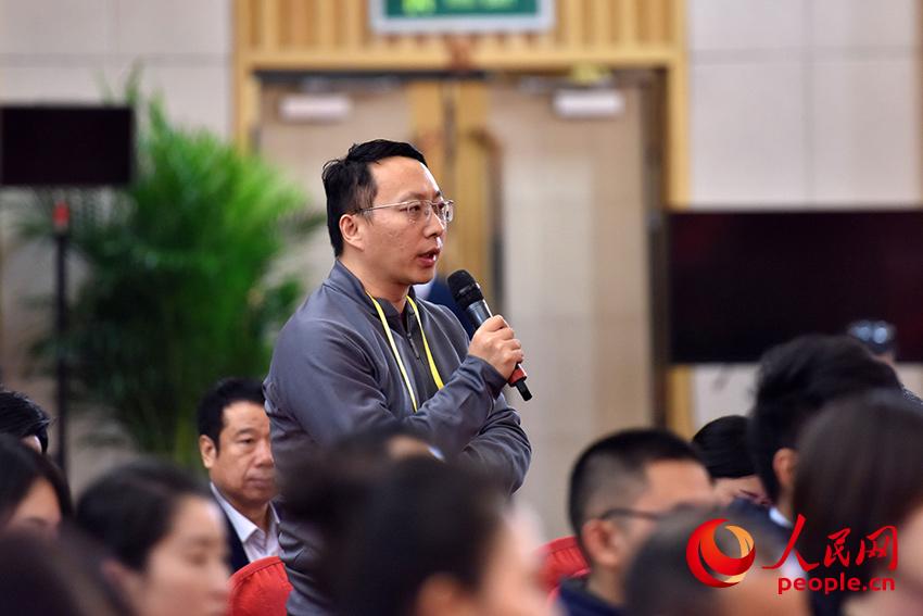 圖：中國青年報記者提問