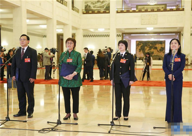 十九大代表蔣成華、邵芸、甘露、周宇回答記者提問