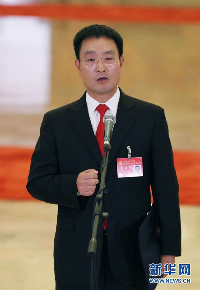 圖：裴春亮代表接受採訪