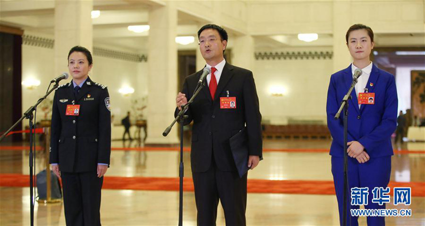 圖：李貝、裴春亮、丁寧代表接受採訪