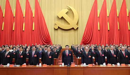 10月24日,中国共产党第十九次全国代表大会在北京人民大会堂胜利闭幕。
这是习近平、李克强、张德江、俞正声、刘云山、王岐山、张高丽、江泽民、胡锦涛在主席台上。新华社记者 鞠鹏 摄