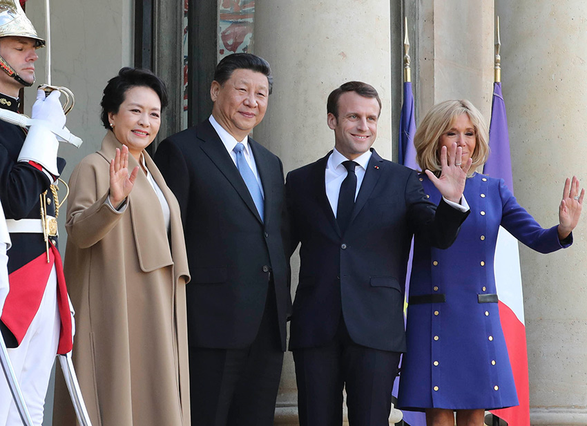 3��26�գ�������ϯϰ��ƽ�����Է����Ĺ��·��ʡ��뿪����ǰ��ϰ��ƽ�ͷ��������³�ϯ������ͳ���������ڰ����Ṭ���е�¡�ػ�����ʽ������ϰ��ƽ��������ͬ�����������л��𣬺�Ӱ��� �»������ ���� ��