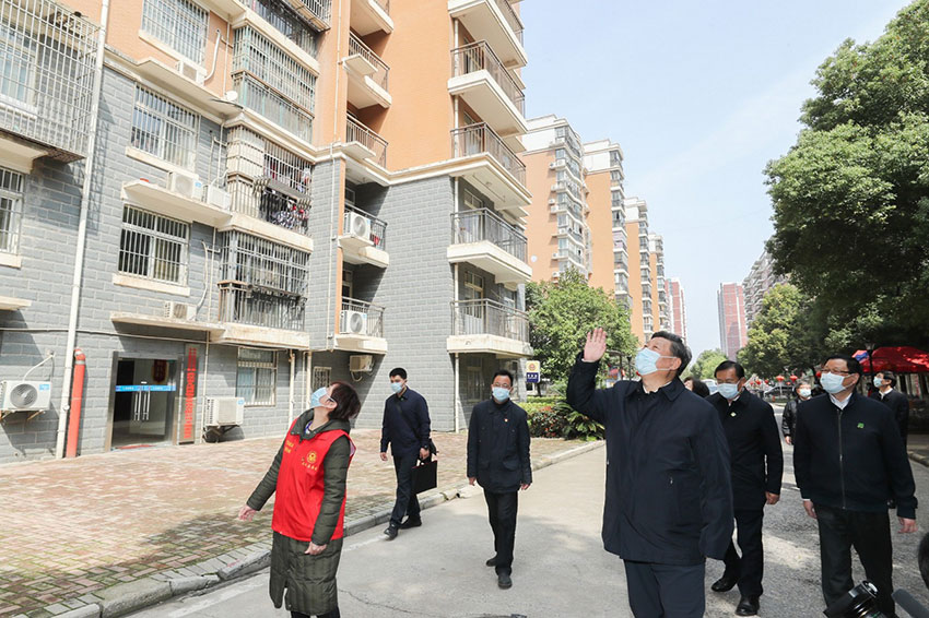 3��10�����磬�뿪����ɽҽԺ��ϰ��ƽ�ϸ��人�ж����³������������ӼҸ��������Ⱥ�ڣ�ʵ���˽�����������ء�Ⱥ������ϵ������������Ⱥ�ںͷ���һ�߹�����Ա��ʾο�ʺ͸�л�������֣������ɡ������  ��Ӱ�������������ס�л���ۣ�