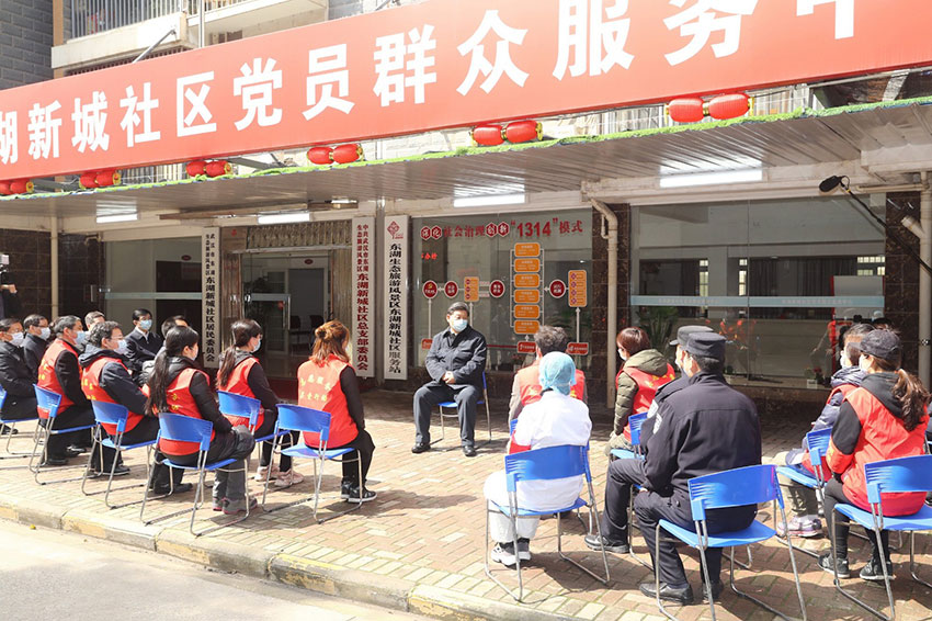 3��10�����磬�뿪����ɽҽԺ��ϰ��ƽ�ϸ��人�ж����³������������ӼҸ��������Ⱥ�ڣ�ʵ���˽�����������ء�Ⱥ������ϵ������������Ⱥ�ںͷ���һ�߹�����Ա��ʾο�ʺ͸�л�������֣������ɡ������ ��Ӱ�������������ס�л���ۣ�