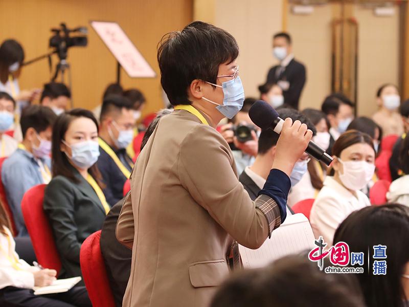 人民日報記者提問。中國網 鄭亮
