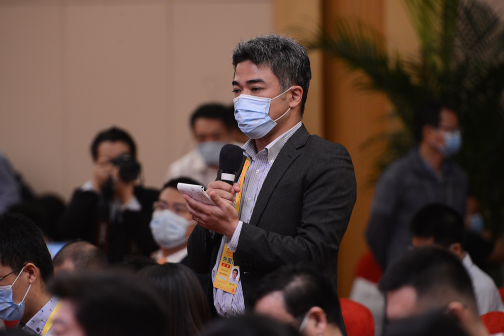 日本經濟新聞記者提問。人民網 張啟川攝